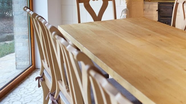 Stół z krzesłami z litego drewna